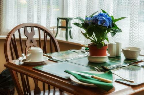 Hostal Bridge House Hotel