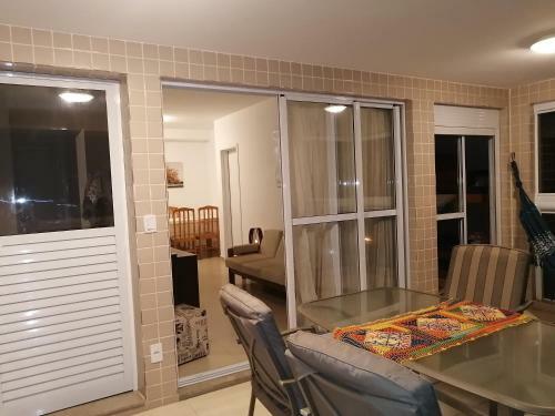 Apartamento, Ampla Sacada Com Vista Para O Mar!