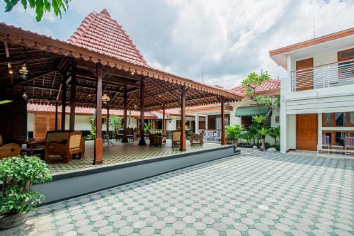 Hostal Roemah Noni Macanan