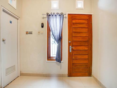 Hotel Vaccinated Staff - Oyo 90174 Ebarly Syariah