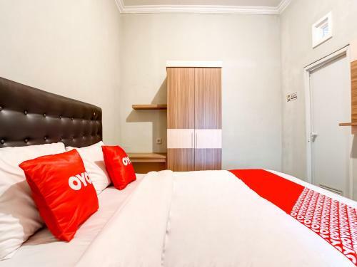 Hotel Vaccinated Staff - Oyo 90174 Ebarly Syariah