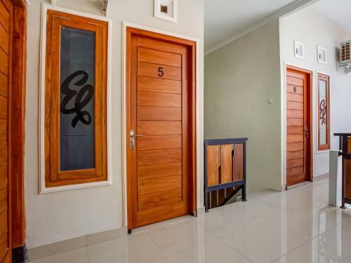 Hotel Vaccinated Staff - Oyo 90174 Ebarly Syariah