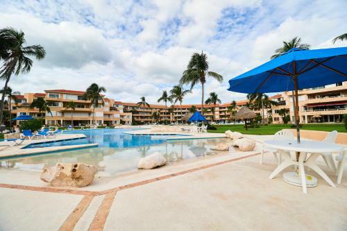Apartamento 2-unit Deal In Beachfront Complex Charming Private Terrace Wonderful Pool View For Large Groups