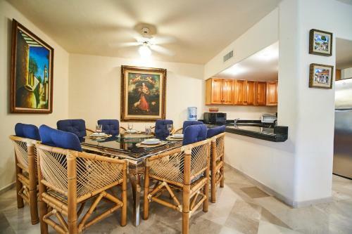 Apartamento 2-unit Deal In Beachfront Complex Charming Private Terrace Wonderful Pool View For Large Groups