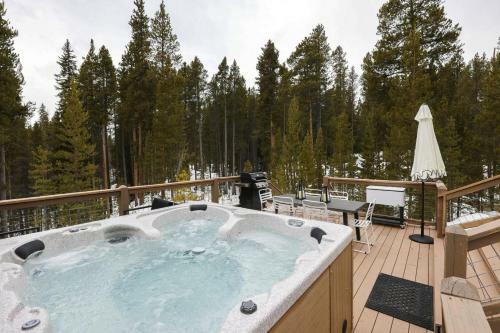 Treehouse - Secluded Mountain Cabin W Hot Tub & Treehouse