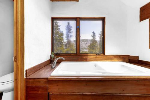 Treehouse - Secluded Mountain Cabin W Hot Tub & Treehouse
