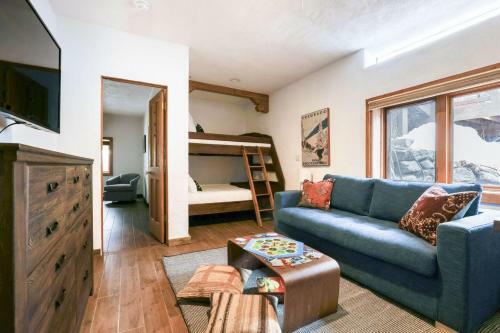 Treehouse - Secluded Mountain Cabin W Hot Tub & Treehouse