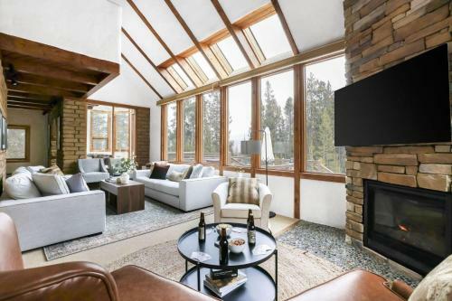 Treehouse - Secluded Mountain Cabin W Hot Tub & Treehouse