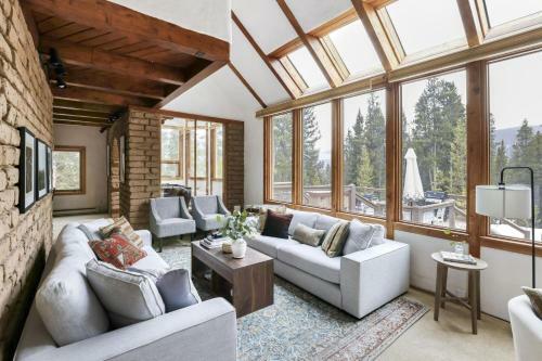 Treehouse - Secluded Mountain Cabin W Hot Tub & Treehouse