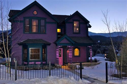 Fleur-de-lis Manor Home