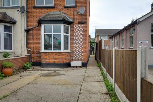Spacious Three Bed Central Chelmsford House - Free Parking & Wifi