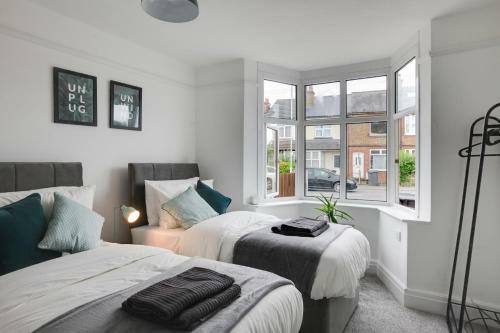 Spacious Three Bed Central Chelmsford House - Free Parking & Wifi