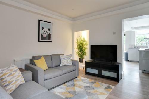 Spacious Three Bed Central Chelmsford House - Free Parking & Wifi