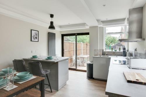 Spacious Three Bed Central Chelmsford House - Free Parking & Wifi