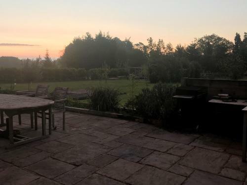 Prestwick Oak - Open Plan 2 Double Ensuite Rural Oak Framed House Sleeps 4 Plus Aonb
