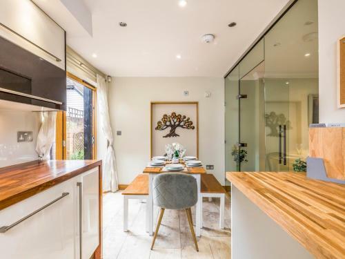 Pass The Keys Cheerful, Newly Refurbished 3 Bedroom Home