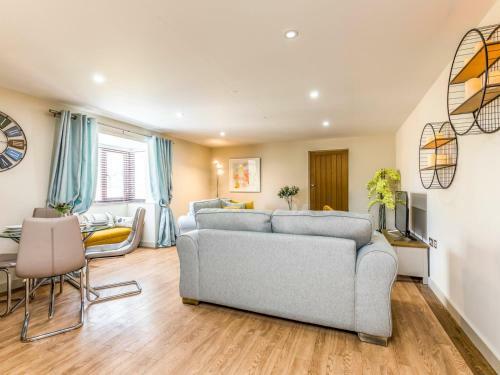 Pass The Keys Smart, New 2 Bedroom Apartment In Fishbourne