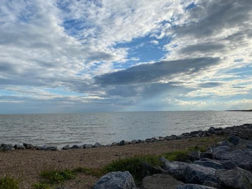 5 Mins Walk To Beach. 3 Bedroom Caravan. Sleeps 8