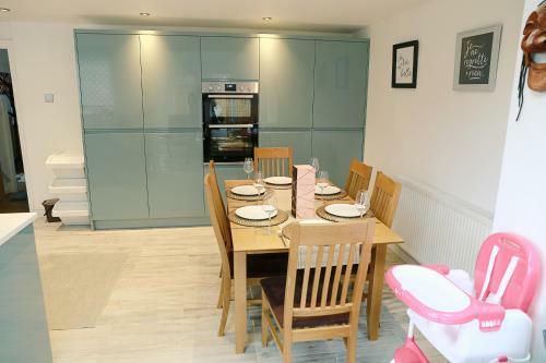 Lions Den - Zoo Accommodation Chester