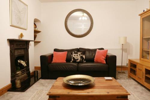 Lions Den - Zoo Accommodation Chester