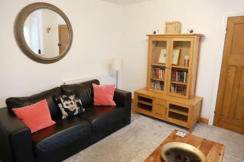 Lions Den - Zoo Accommodation Chester