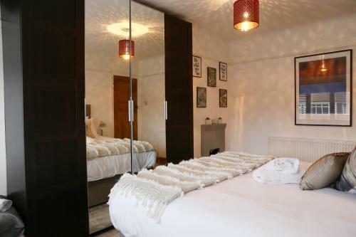 Lions Den - Zoo Accommodation Chester