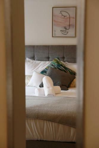 Lions Den - Zoo Accommodation Chester