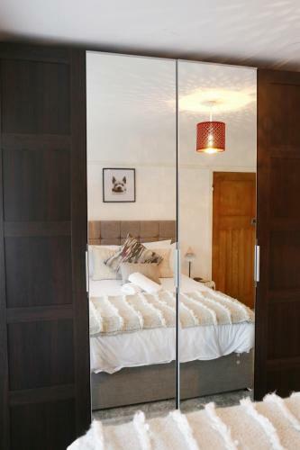 Lions Den - Zoo Accommodation Chester