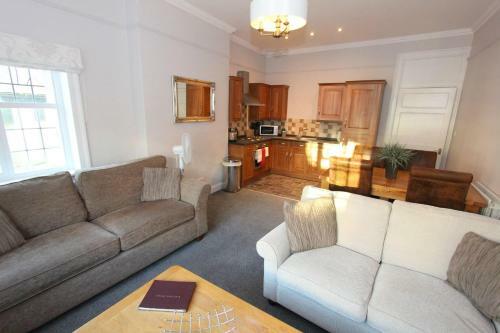 Character Apartment With Views Over City Centre & The Historic Rows