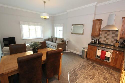 Character Apartment With Views Over City Centre & The Historic Rows