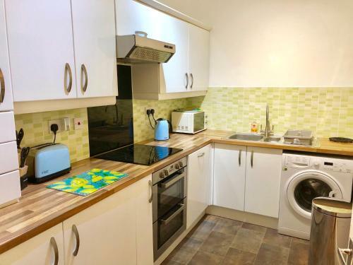 Stylish Apartment With Secure Parking Close To City