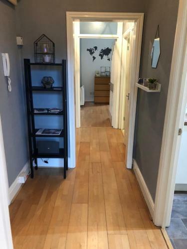 Stylish Apartment With Secure Parking Close To City