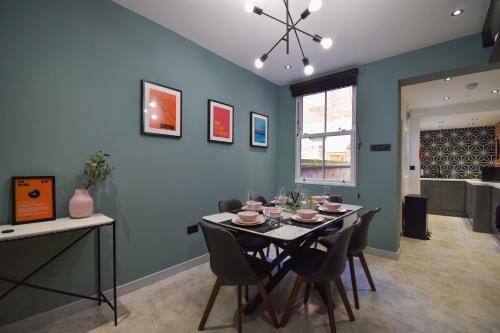 Central Stays - Luxury 3 Bedroom House In Central Chester