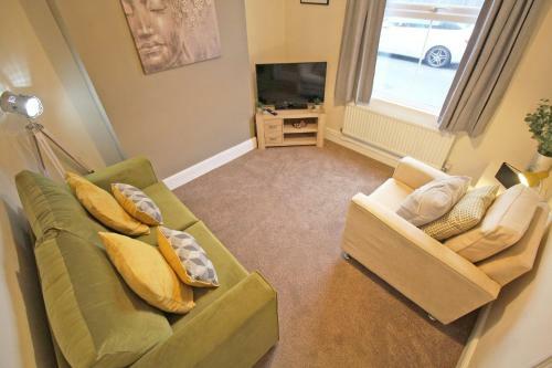 Cheerful Two Bedroom Town House In Chester