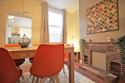Cheerful Two Bedroom Town House In Chester