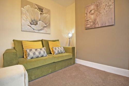 Cheerful Two Bedroom Town House In Chester