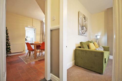 Cheerful Two Bedroom Town House In Chester