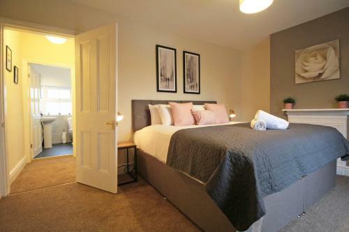 Cheerful Two Bedroom Town House In Chester