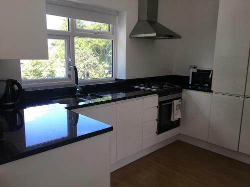 Luxurious 1 Bed Serviced Apartment Cobham