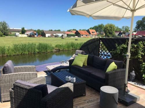 Holzhaus St.pauli Mit Steg Und Wasseblick