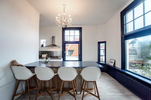 Shell Square Apartment