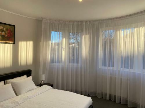 Hostal Budux Delux Vila