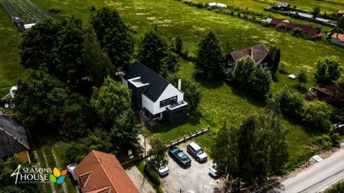 Bed & Breakfast 4 Seasons - House