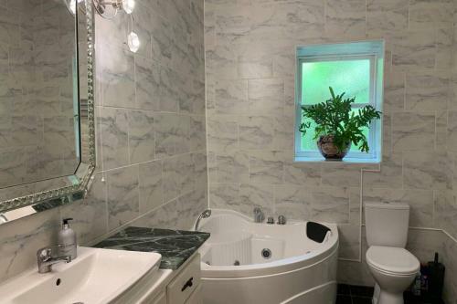 Luxurious Apartment In Historic Mansion - Sleeps 7