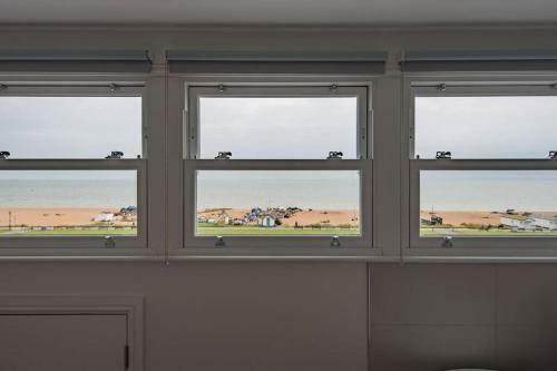Stunning Large Sea View Apartment - The Lookout