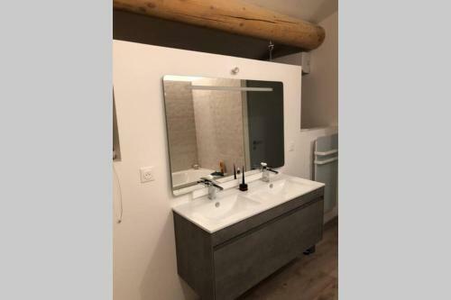 Charmante Maison Face � L?�glise De Codolet