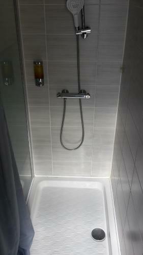 Hostal Chambre Avec Entr�e Libre Et Salle de Bain Priv�e