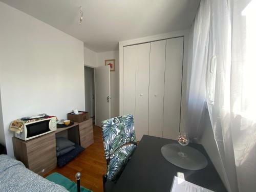 Bedroom In A House/ Chambre Dans Une Maison