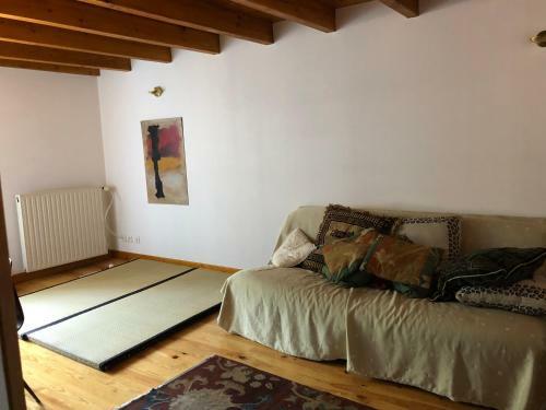 Large 100 Year Old House In Lovely Walking Area