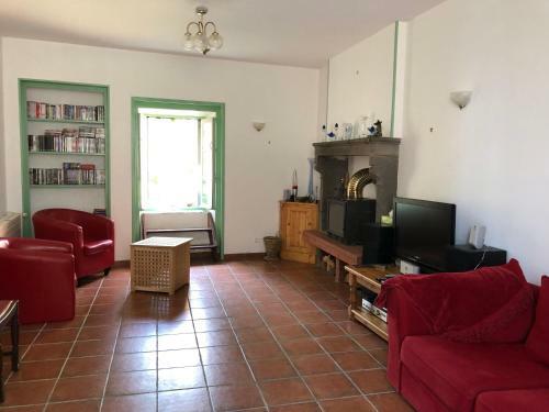 Large 100 Year Old House In Lovely Walking Area